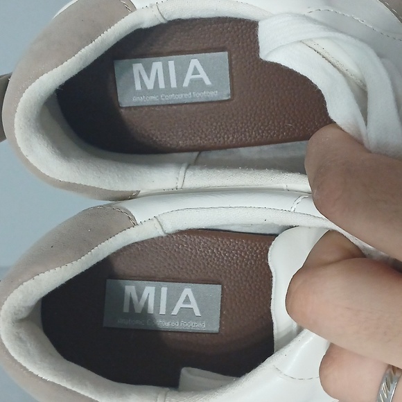 MIA, White and Tan Sneakers, pre-owned, Sz 8.5 - Picture 4 of 6